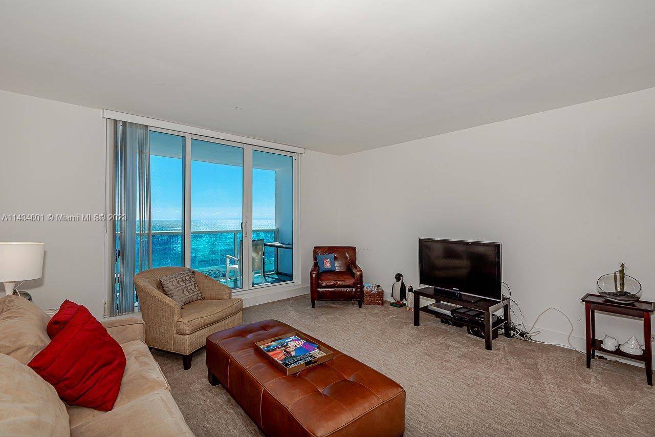 Direct Ocean Front ! 1 bedroom 1 and a half bathroom, on the 15th floor.