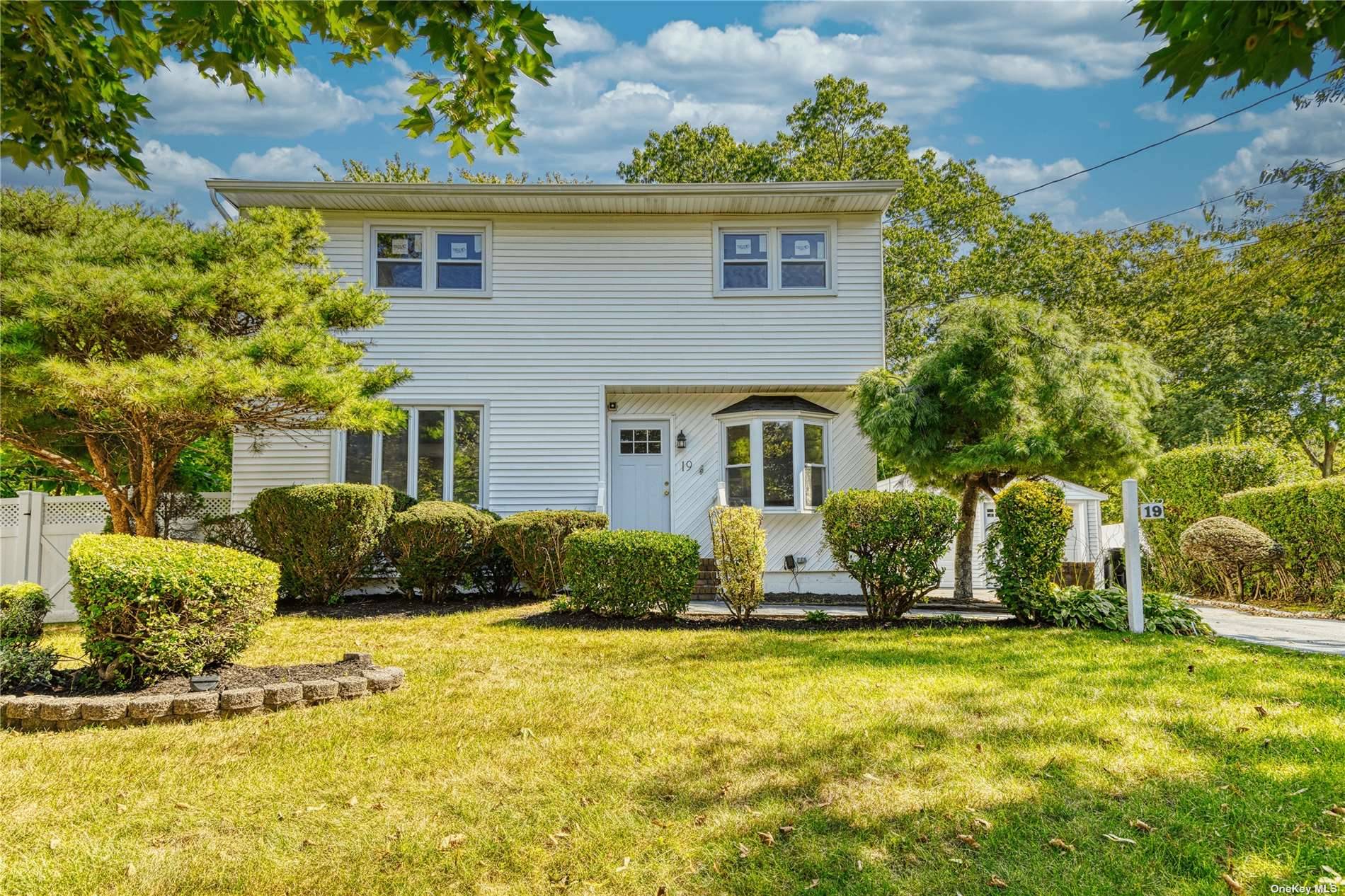 Newly renovated 4 Bedroom, 2 Full Bathroom Colonial in West Islip.