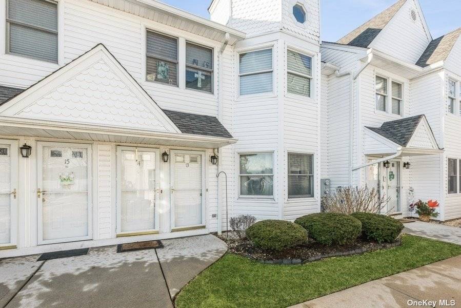 Must See This Beautiful 2 Bedroom, 1 Bathroom Ground Floor Unit in the Heart of Wantagh Don't Miss this amazing unit close to local shops, transportation, beaches and more !