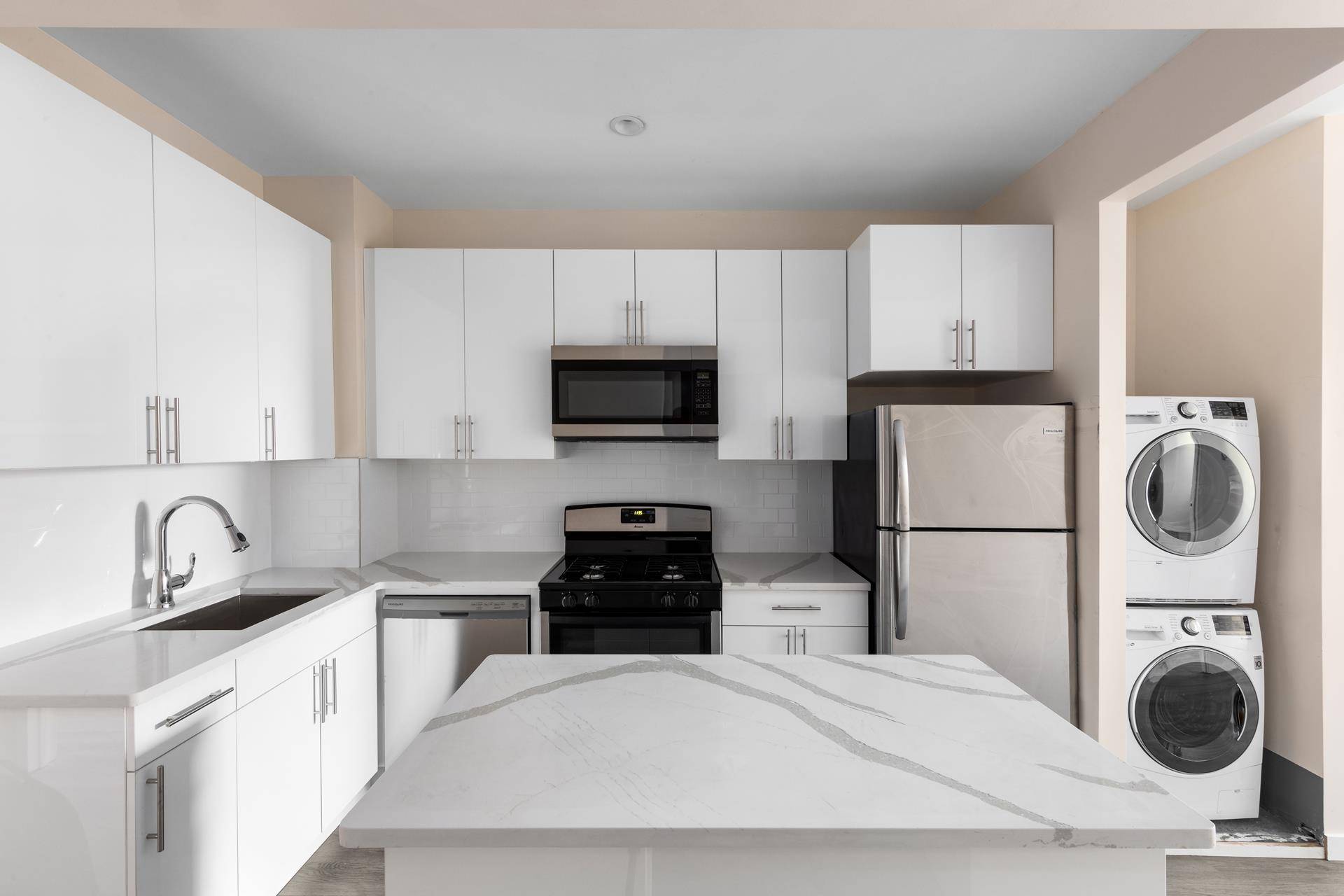 Mott Haven's newest luxury rental building Be the first to live in this oversized luxury 4 bedroom and 3 full bathroom residence, with high end appliances and finishes.