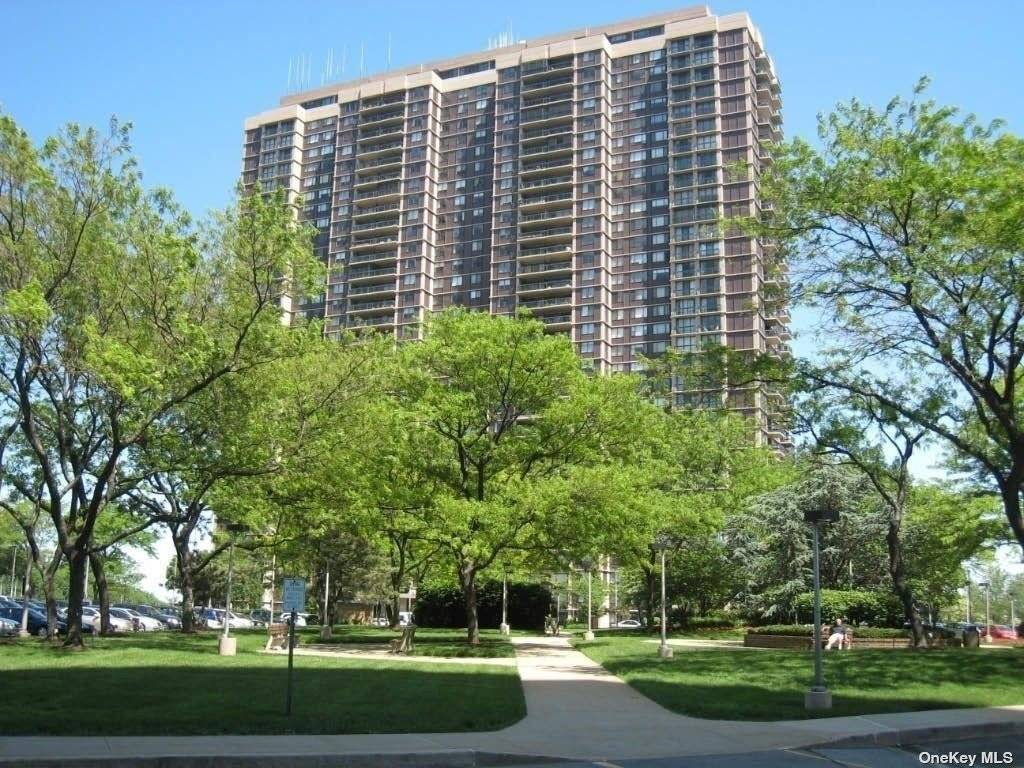 LOCATION, LOCATION ! HAR D TO FIND, RARELY AVAILABLE, HIGH FLOOR SPACIOUS 1 2 BEDROOM, 1.
