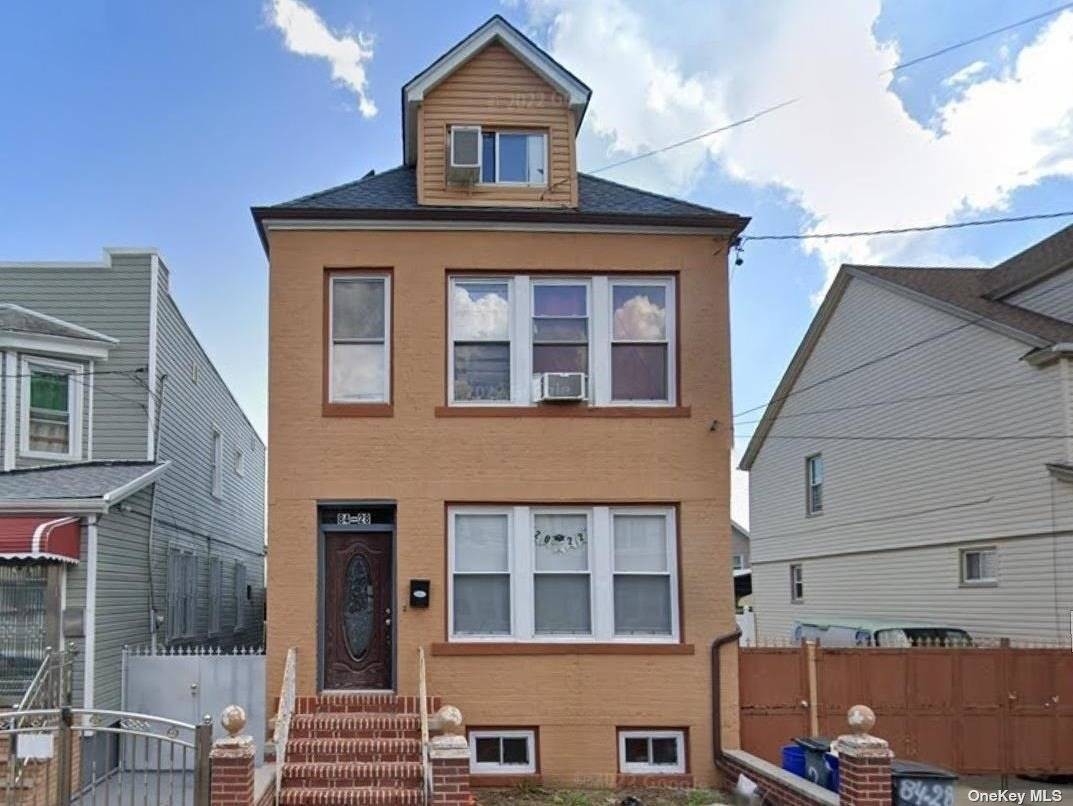 OZONE PARK This 1st Floor Apartment Rental Features 3 Bedrooms, Eat In Kitchen, Living Room amp ; Full Bathroom.