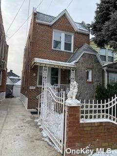 South Ozone Park ; Charming single family house with 3 bedrooms and 2 1 2 Baths.