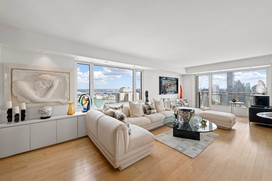 Perched on the 41st floor and bathed in natural light, this stunning 2 bedroom, 3 bath apartment is an impressive 2, 200 square feet.