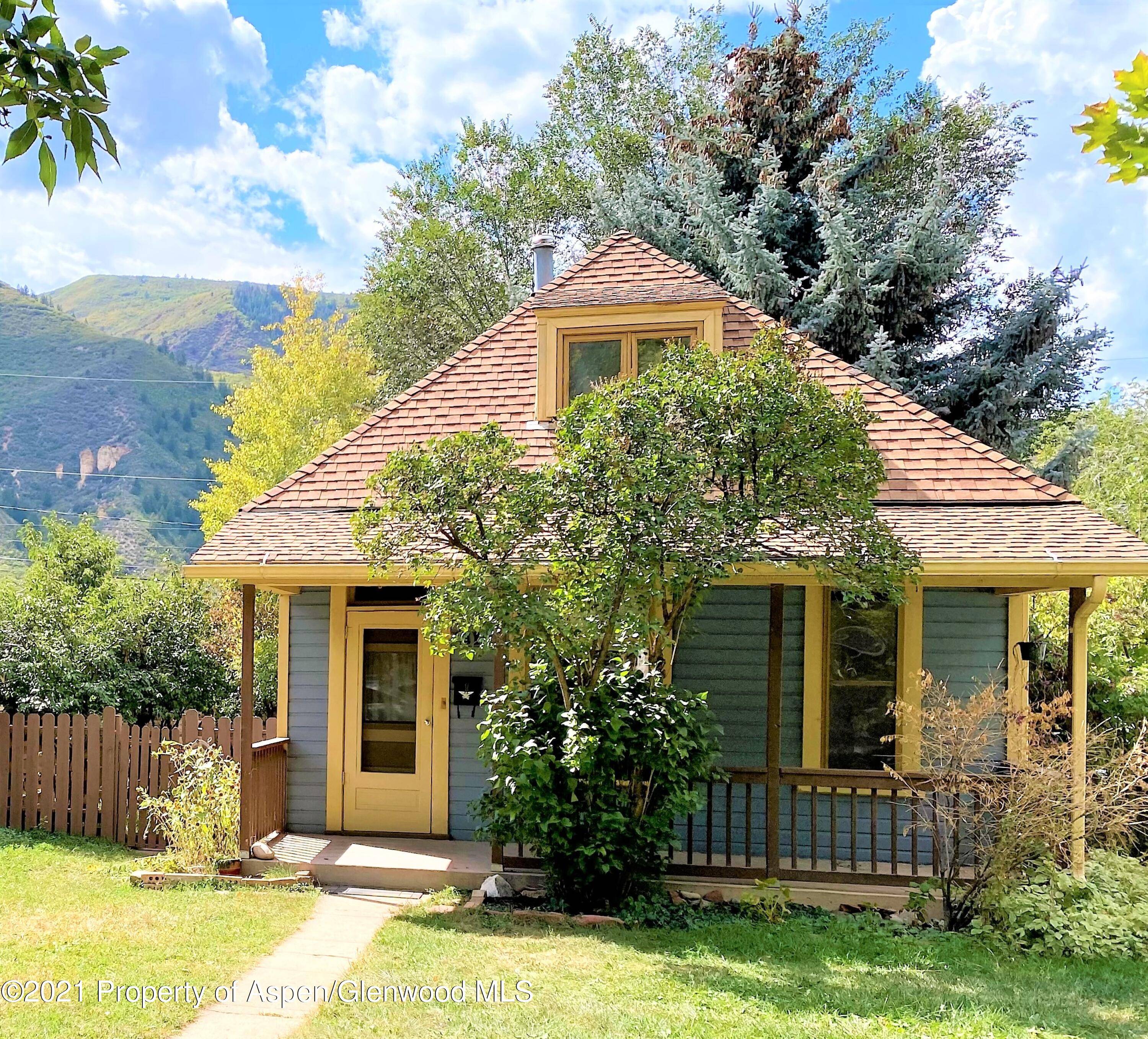 Cute as a button Craftsman Bungalow in Historic Downtown Glenwood Springs !