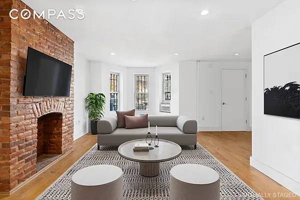 This spacious duplex with high end finishes and a large private yard is one of the best apartments in Bushwick !