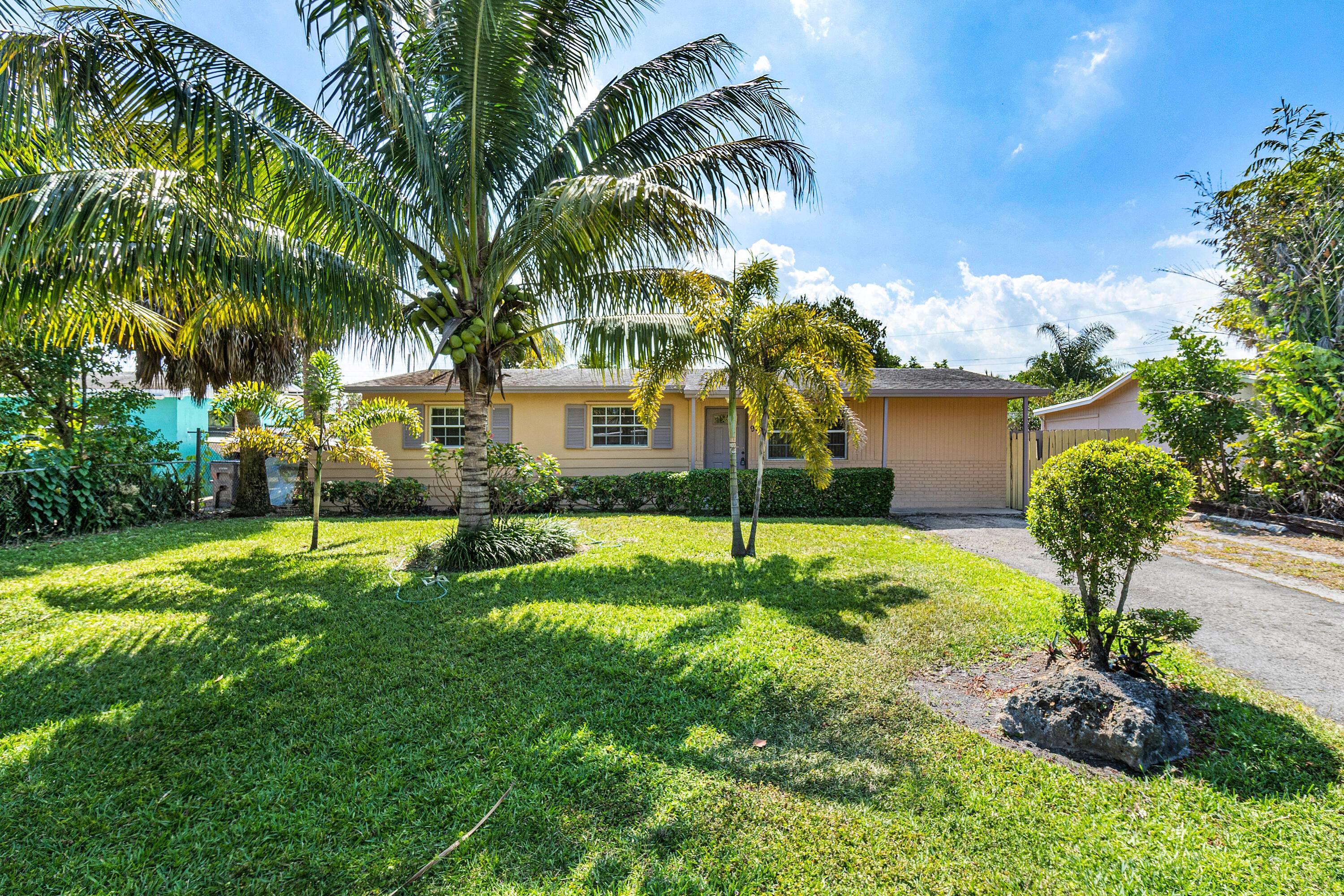 PERFECT OPPORTUNITY TO OWNS A 4 BEDROOMS AND 2 BATH IN THE HEART OF WEST PALM BEACH.
