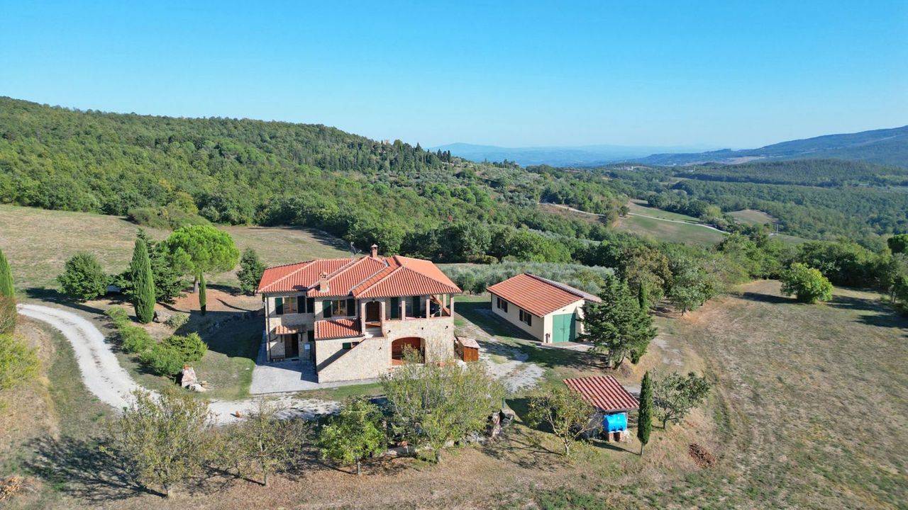 Stone farmhouse with three bedrooms, one bathroom, an agricultural annexe and 30 ha of land for sale a few kilometres from Montepulciano, Tuscany.