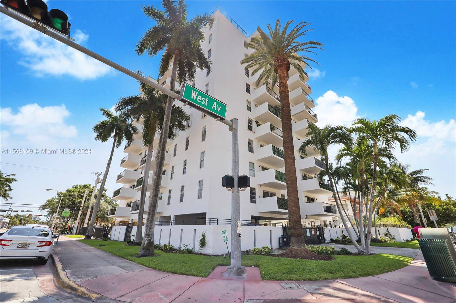 Live in the heart of South Beach, West Avenue neighborhood, boutique, and quiet building Bayshore Terrace Unit 502 offering very comfortable one bedroom 1.