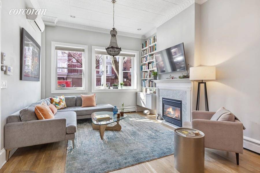 In a four unit townhouse in the heart of Park Slope, offering 2165 square feet of living space, this sprawling, renovated and well designed DUPLEX apartment offers fantastic proportions and ...