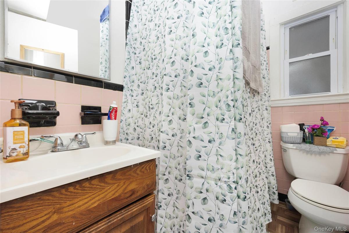 Apt 1F Bathroom