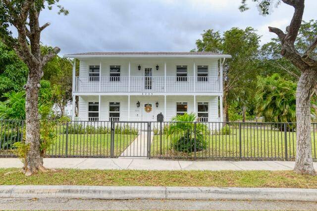 Embrace the urban allure in this stunning house for rent near downtown West Palm Beach !