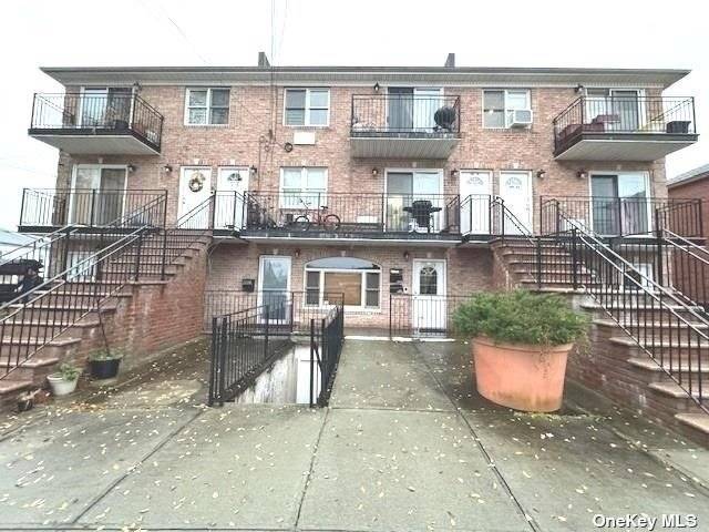 Excellent investment opportunity with this 3 unit.