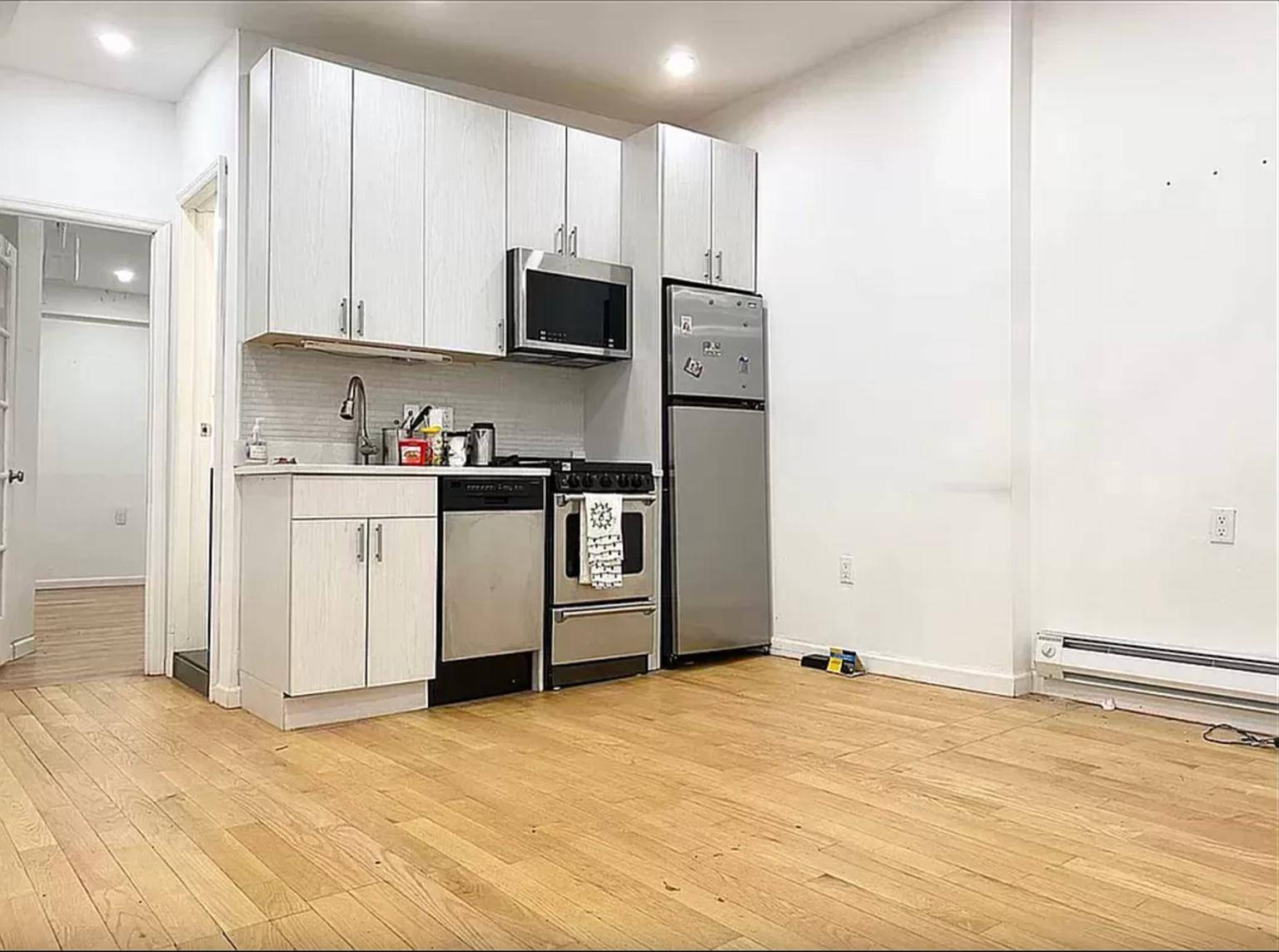 INQUIRE FOR A VIDEOAVAILABLE STARTING JUNE 1Come see this beautiful two bedroom, one bathroom apartment in a prime Carnegie Hill location !