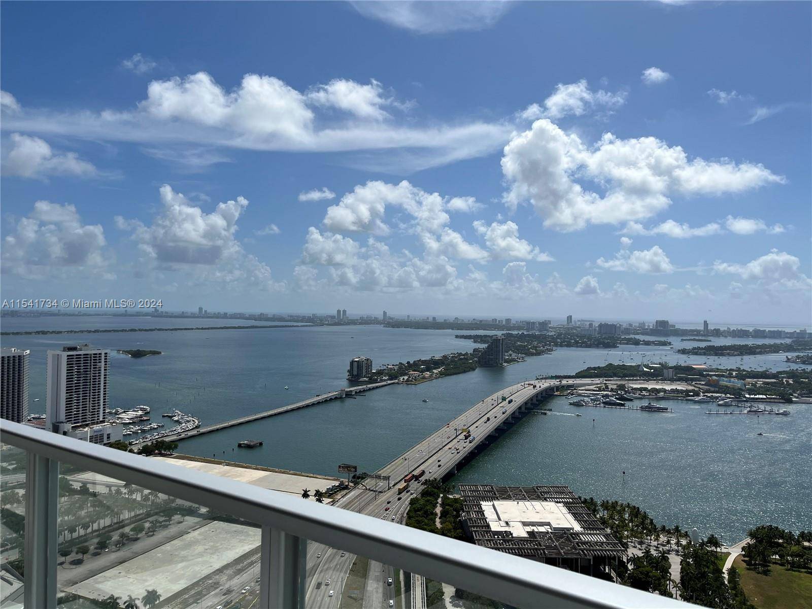 Enjoy the breathtaking view in this gorgeous apartment facing to Biscayne Bay day and night.