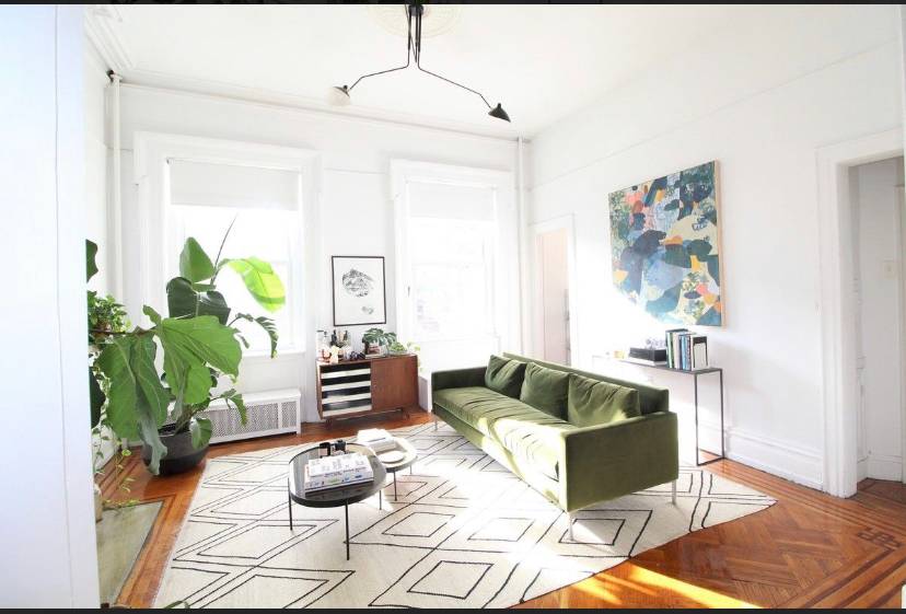 This immaculate parlor floor one bedroom is located in a gorgeous brownstone on 1st Place in Carroll Gardens.