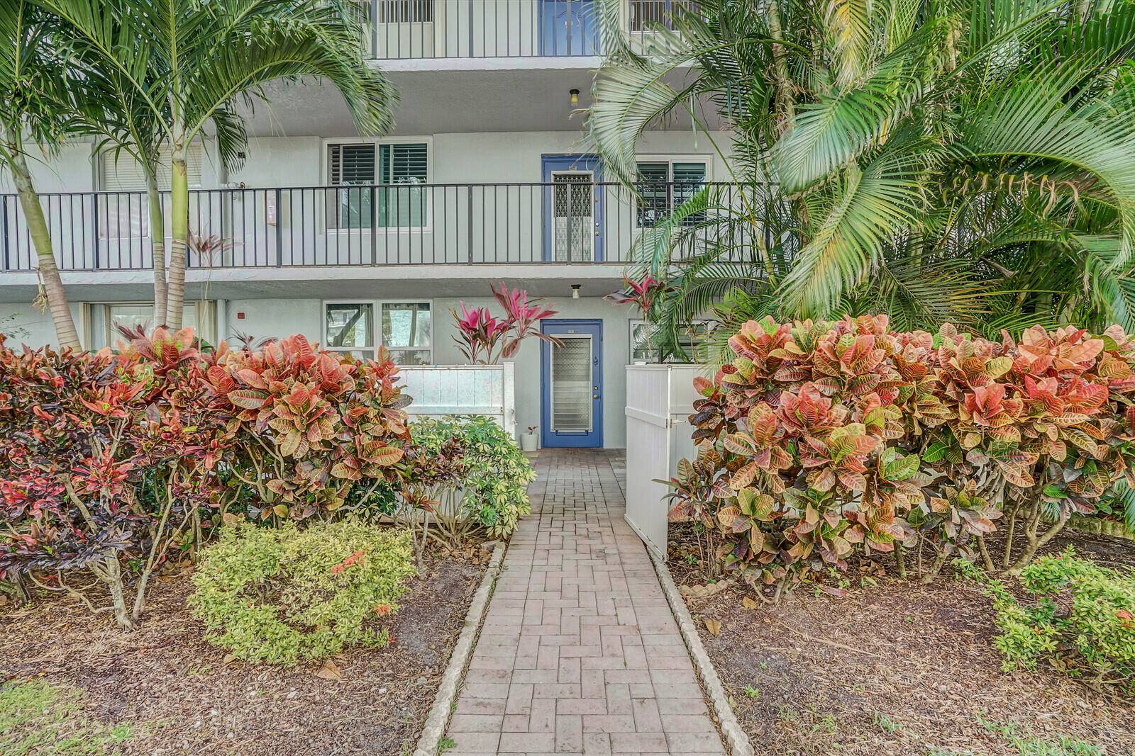 Beautifully remodeled 2BR 2BA in in the gated 55 community of Deauville, Villages of Oriole, Delray Beach.