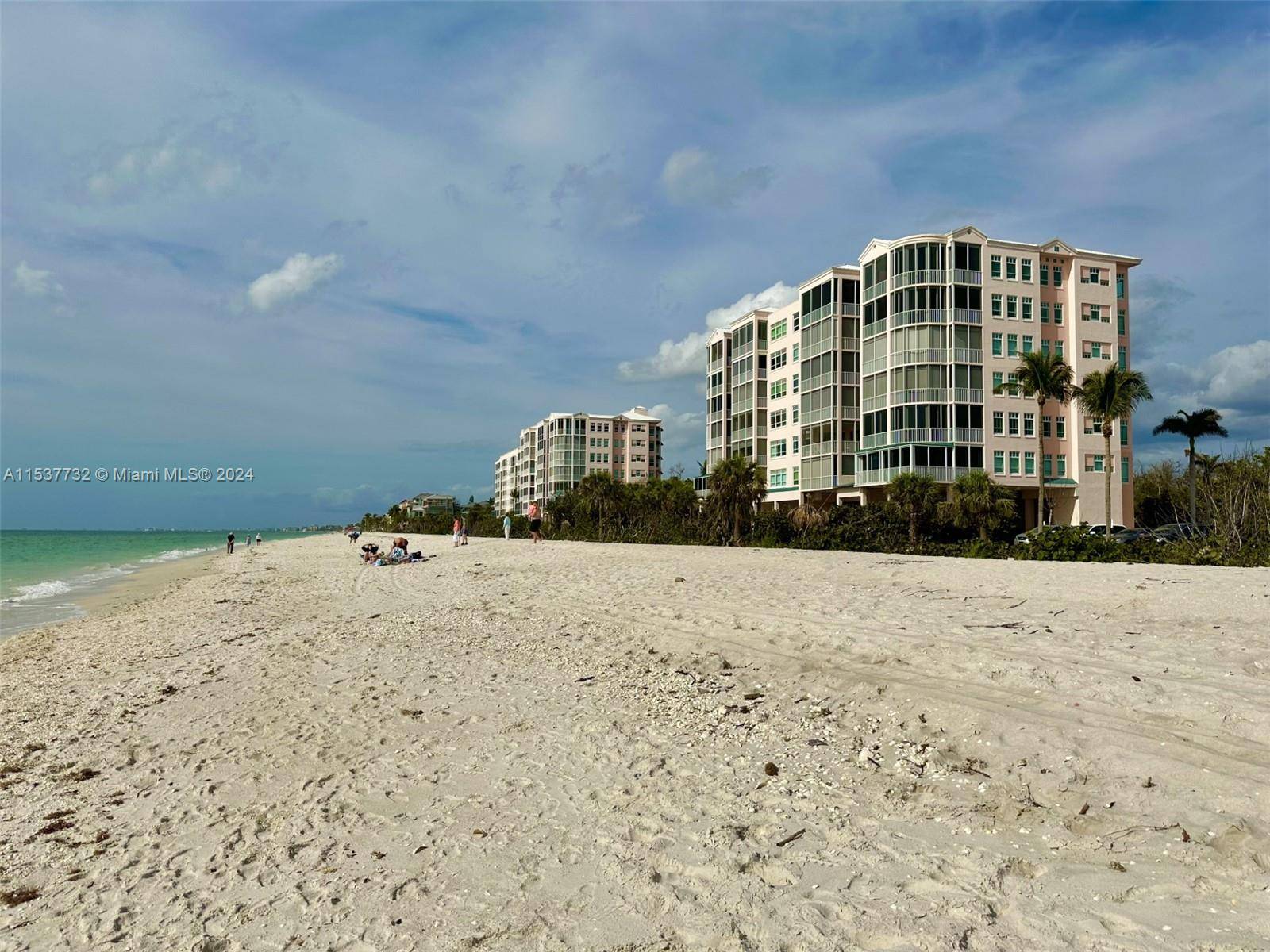 INDULGE IN THE COASTAL LIFESTYLE OF EXCLUSIVE BAREFOOT BEACH CLUB IN THIS OCEAN FRONT JEWEL, JUST MINUTES FROM GREAT RESTAURANTS, BARS SHOPPING.