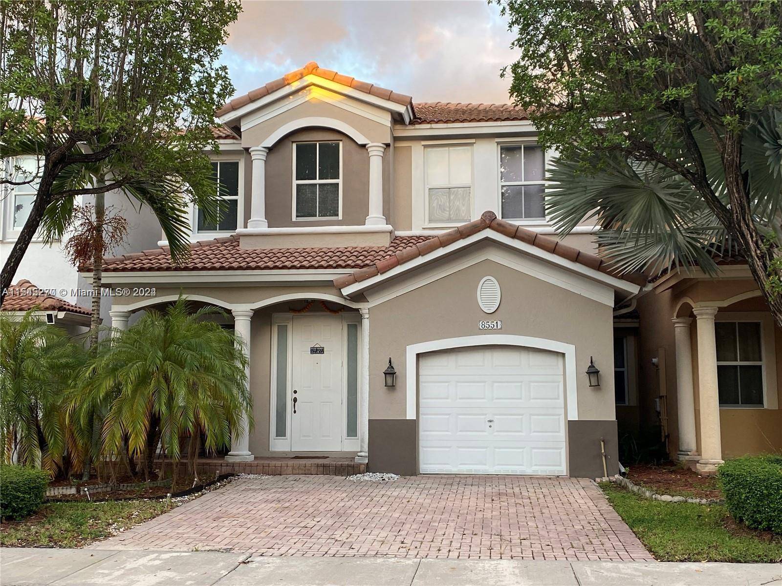 BEAUTIFUL COACH HOME IN EXCLUSIVE ISLANDS AT DORAL.