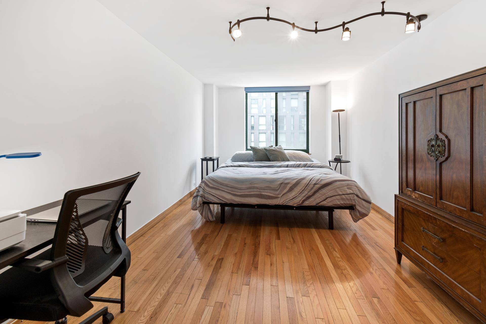 Best Value in Prime Tribeca Location, Motivated owner Apartment is in turnkey condition Spacious amp ; sunny, this recently and completely renovated one bedroom is in one of Tribeca's most ...