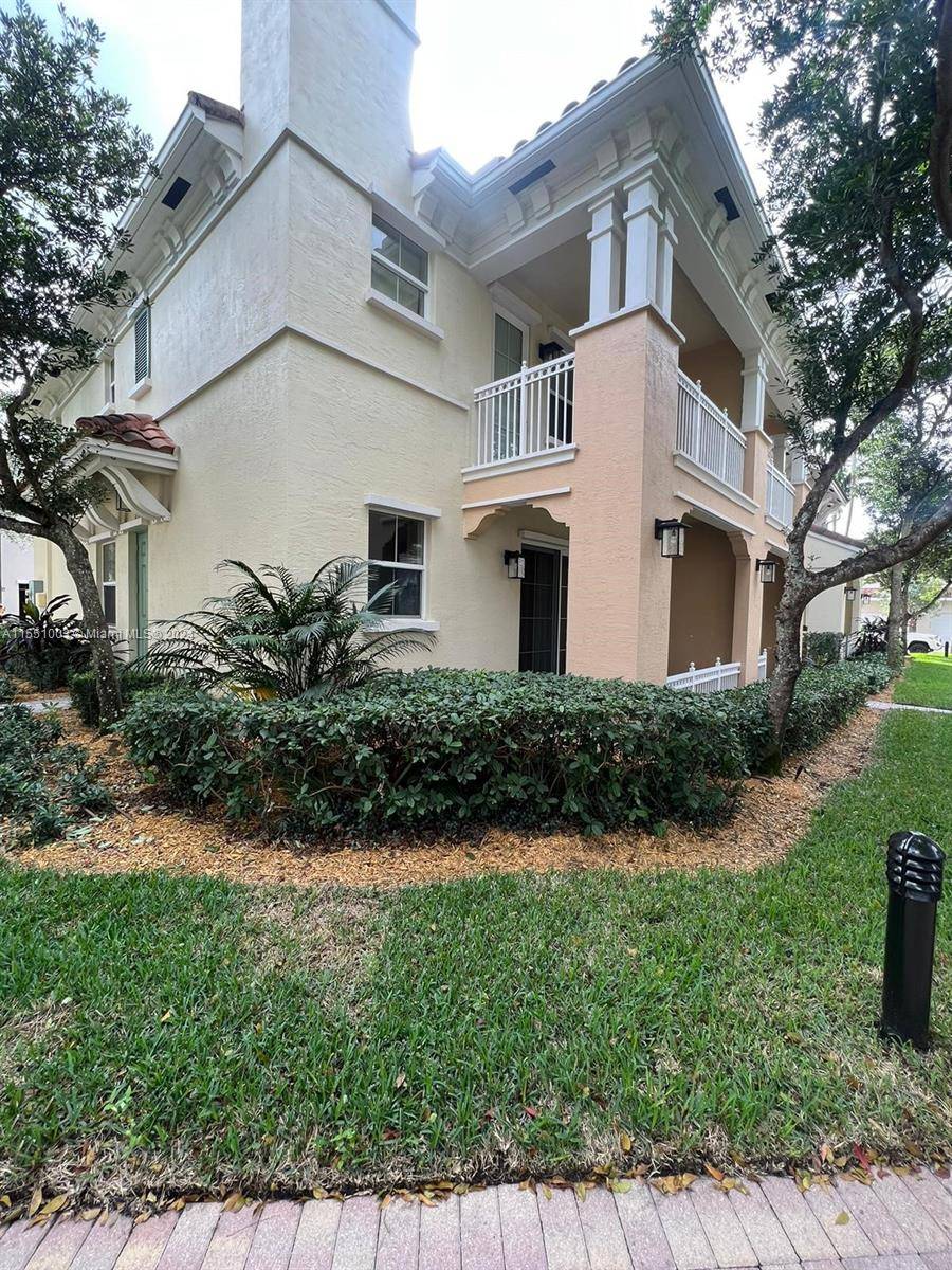 Mesmerizing Townhome. Situated In The Desirable and Convenient Location Close to NSU, Airport, 595, Restaurants, Shopping and Excellent A Rated Schools Puts You in the Heart of Broward County.