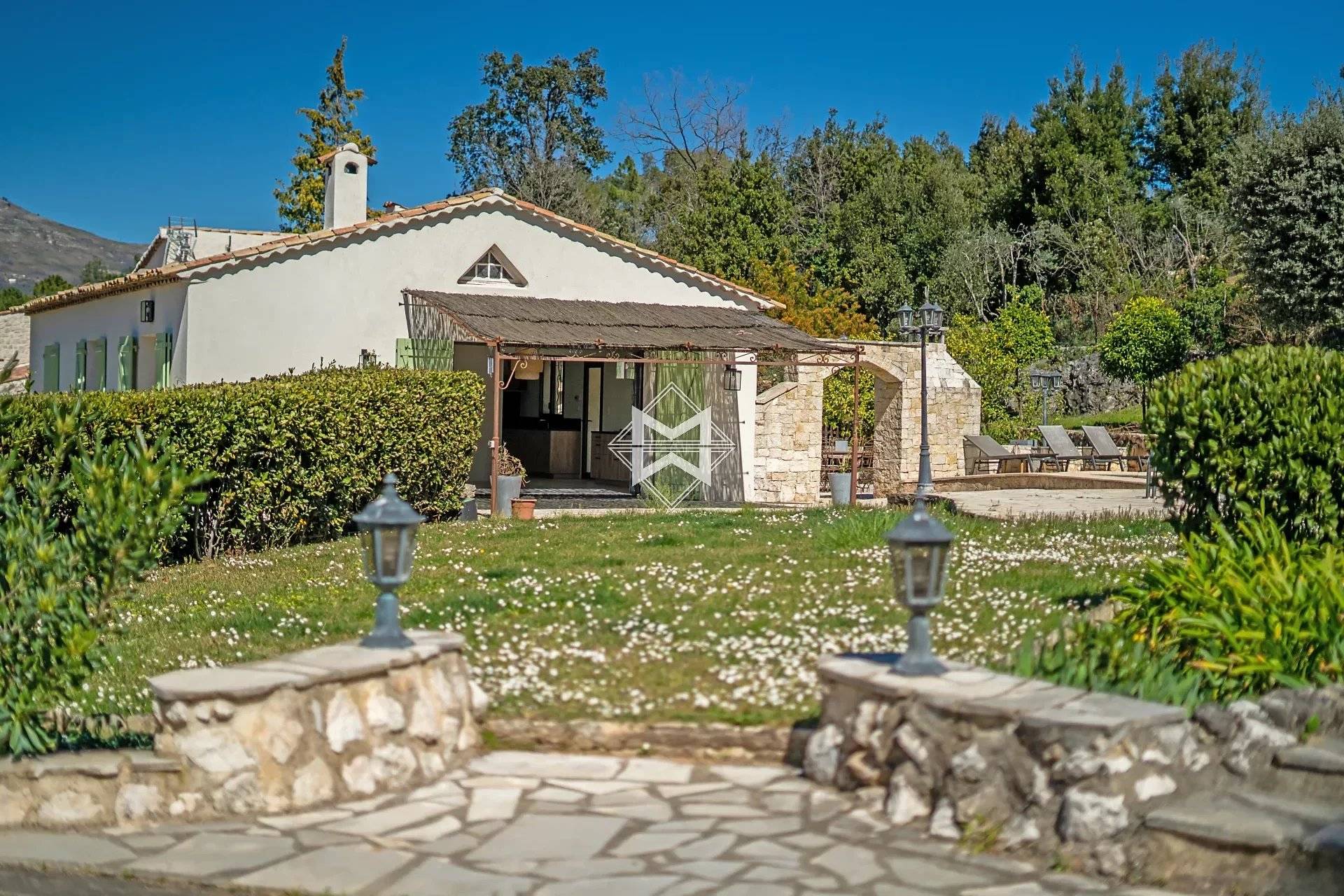Renovated Provencal style villa in total peace and quiet