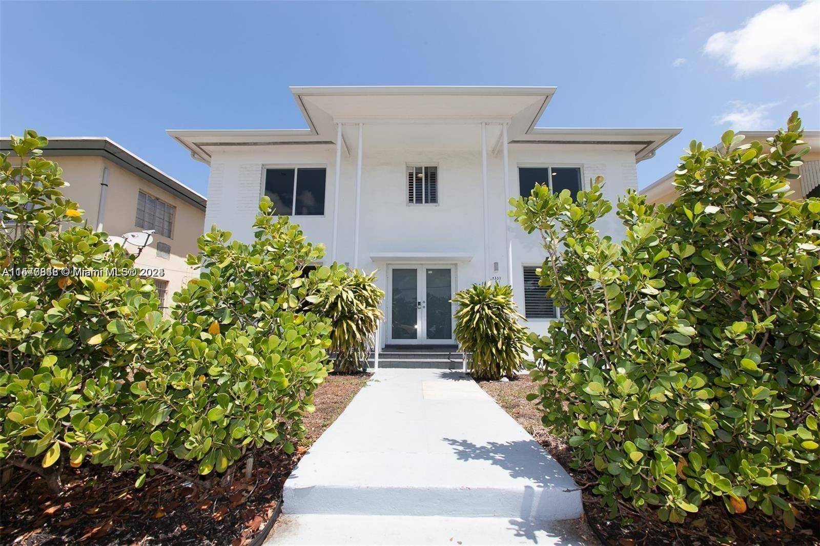 Welcome to this stunning contemporary triplex in a prime Miami Beach location, just across from Garden Park.