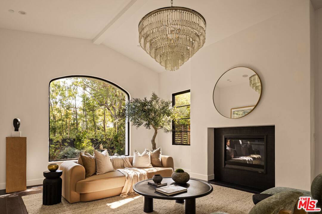 6607 Maryland Dr 5BR Beverly Grove La