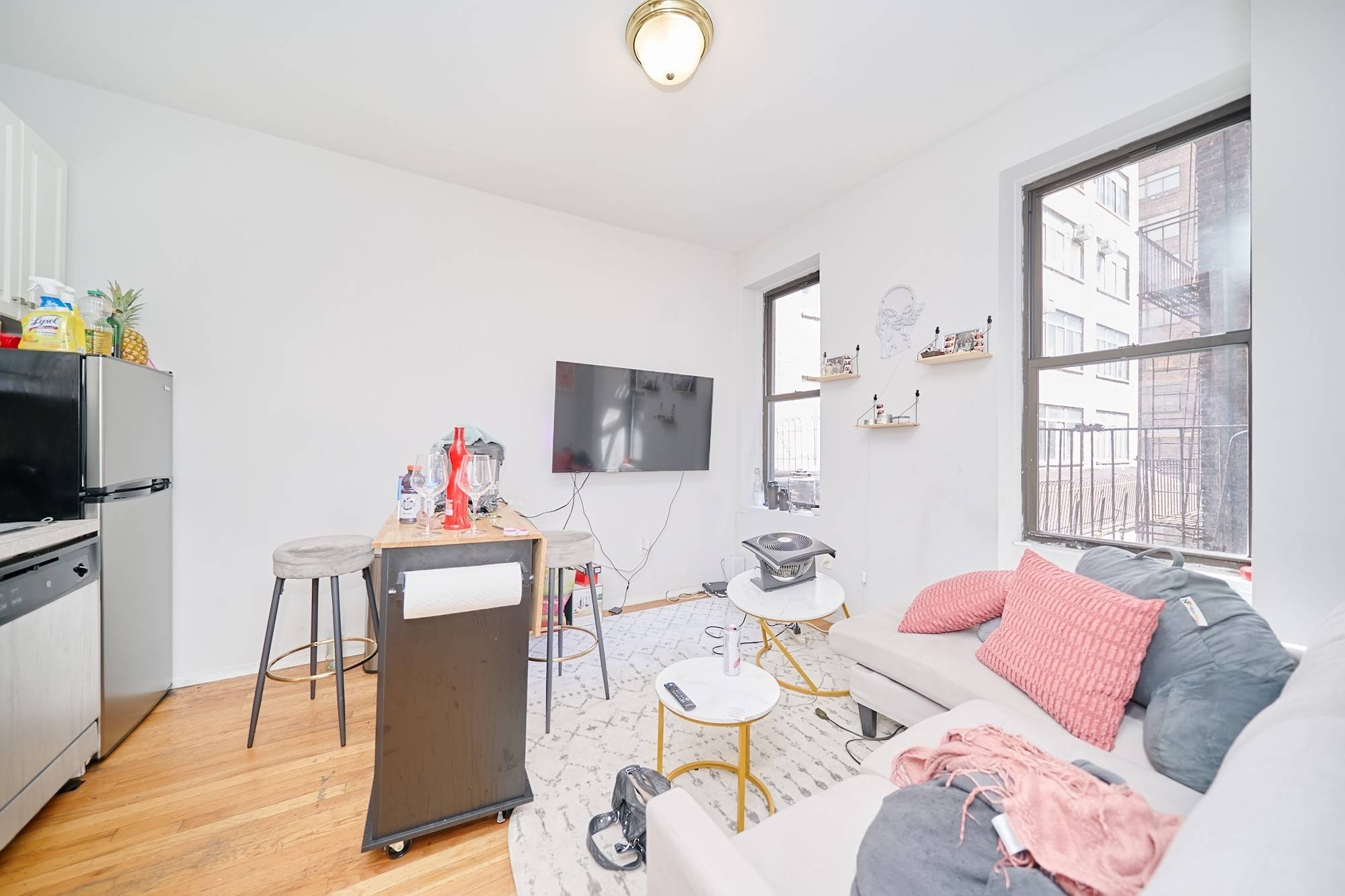 APARTMENT FEATURESQueen Sized BedroomsWasher Dryer in UnitWhite Kitchen CabinetsDishwasherStainless Steel AppliancesBright amp ; SunnyHardwood FloorsWood Kitchen CabinetsAbundant Closets SpaceBUILDING FEATURESPets allowedLive in SuperClose to the Highline