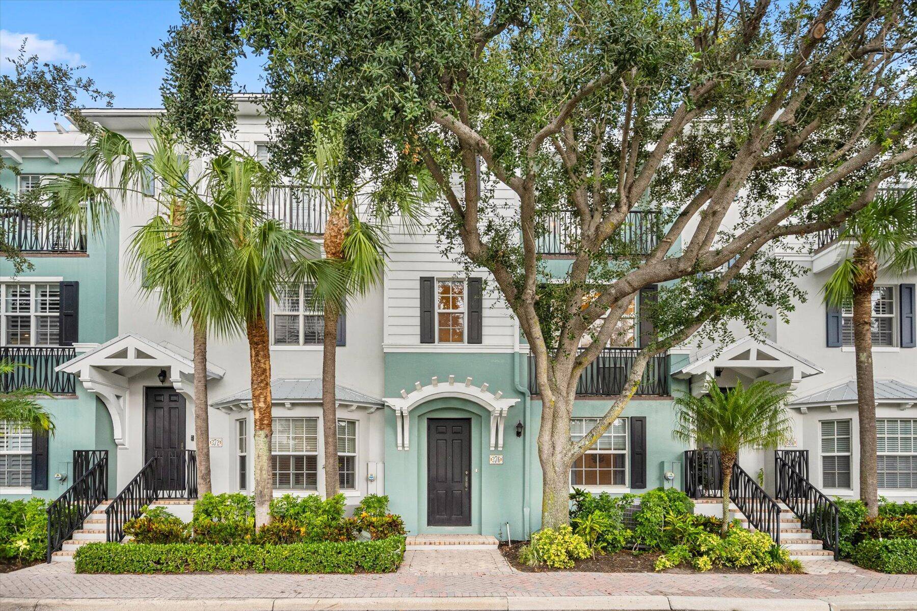 Welcome to your newly renovated Delray Beach townhouse, just 1 mile from the beach !