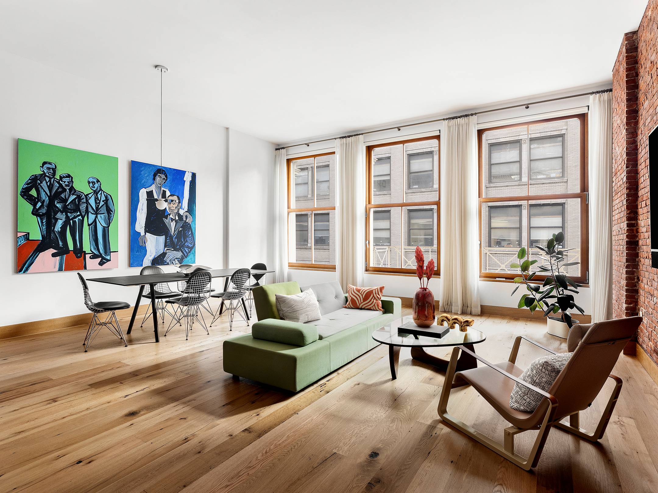 Perfectly situated in the center of Downtown Manhattan, this nearly 2, 000 sq.