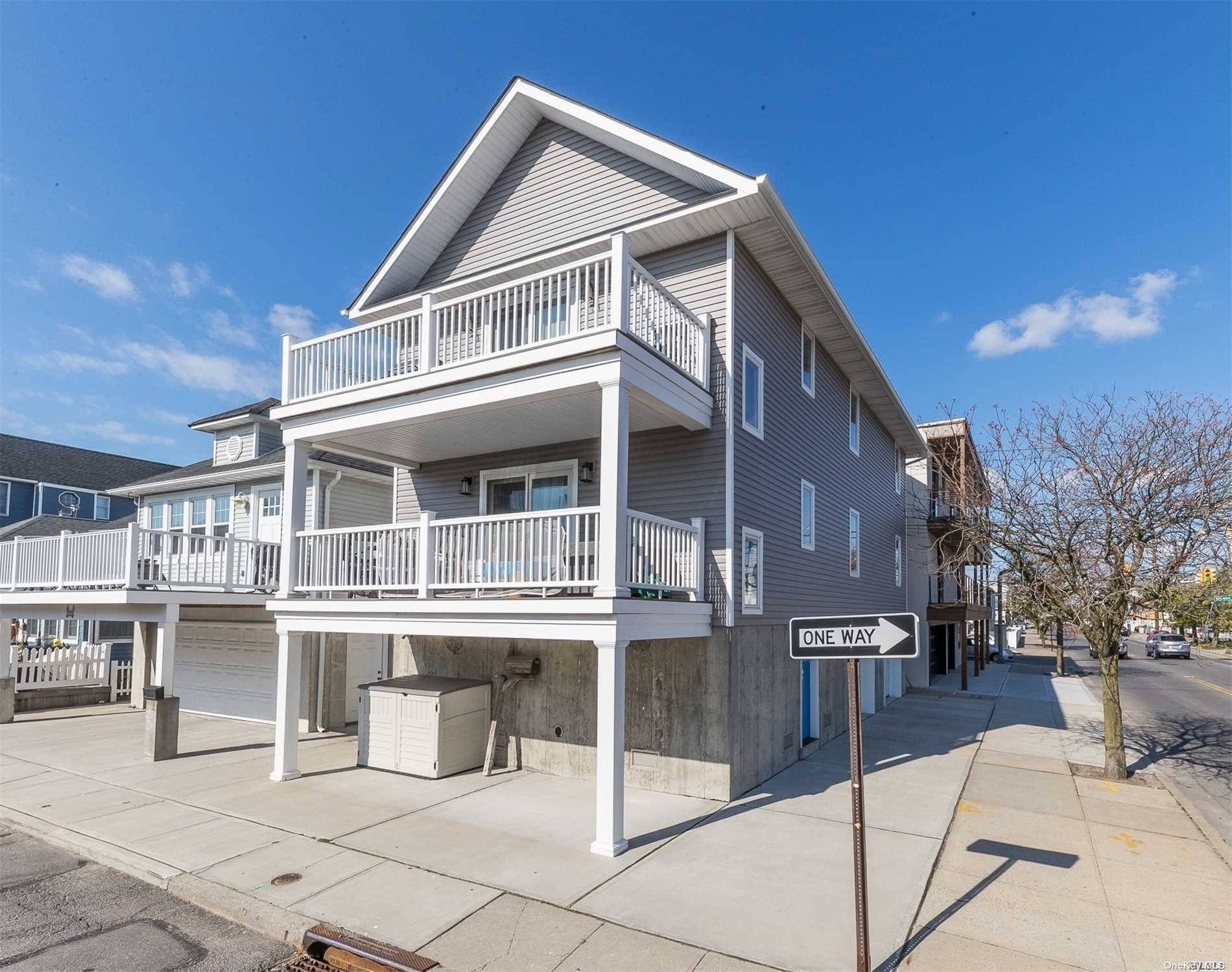 Come spend your summer in the heart of beachy and artsy West End in this beautiful 2 bedroom 2 full bathroom apartment w open concept, gorgeous eat in kitchen, large ...