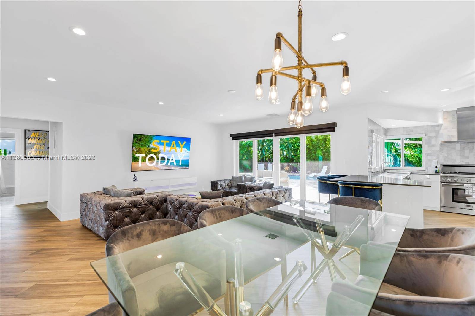 Discover the charm of this fabulous contemporary residence in Fort Lauderdale, situated only a few minutes away from the beach and popular dining destinations.