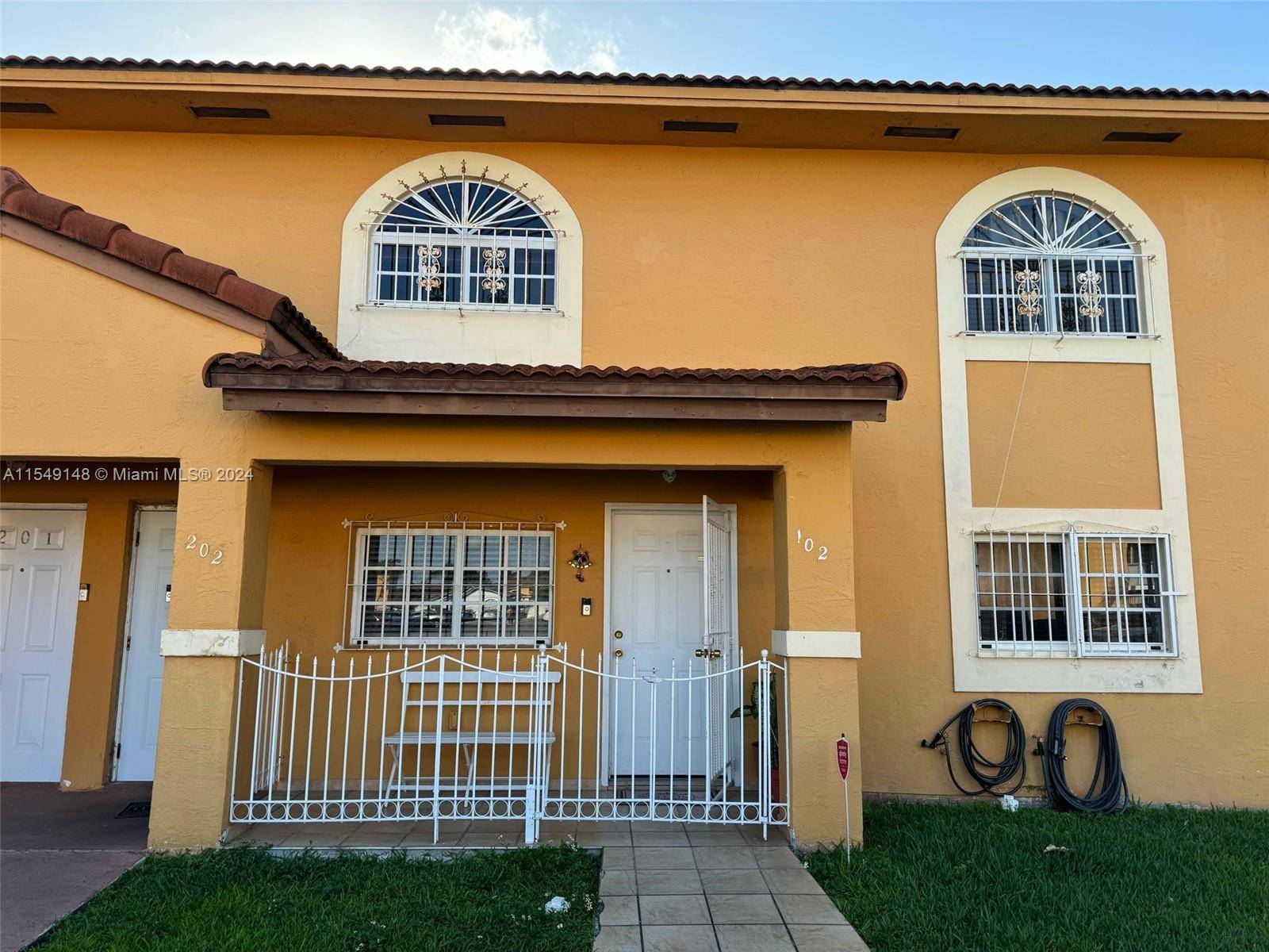 Very nice unit located in the heart of Hialeah Gardens.