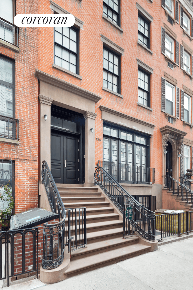 STUNNING 25 FOOTER MODERN TOWNHOUSE WITH ELEVATOR.