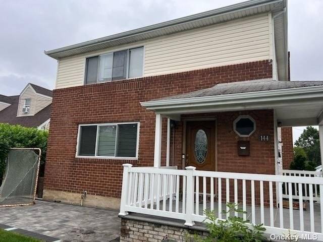 PRIME MINEOLA LOCATION Fully renovated main floor 3br 1bath HUGE Updated Kitchen with stainless appliances and marble countertops hard wood floors MINUTES away walking to LIRR MIneola Station amp ; ...