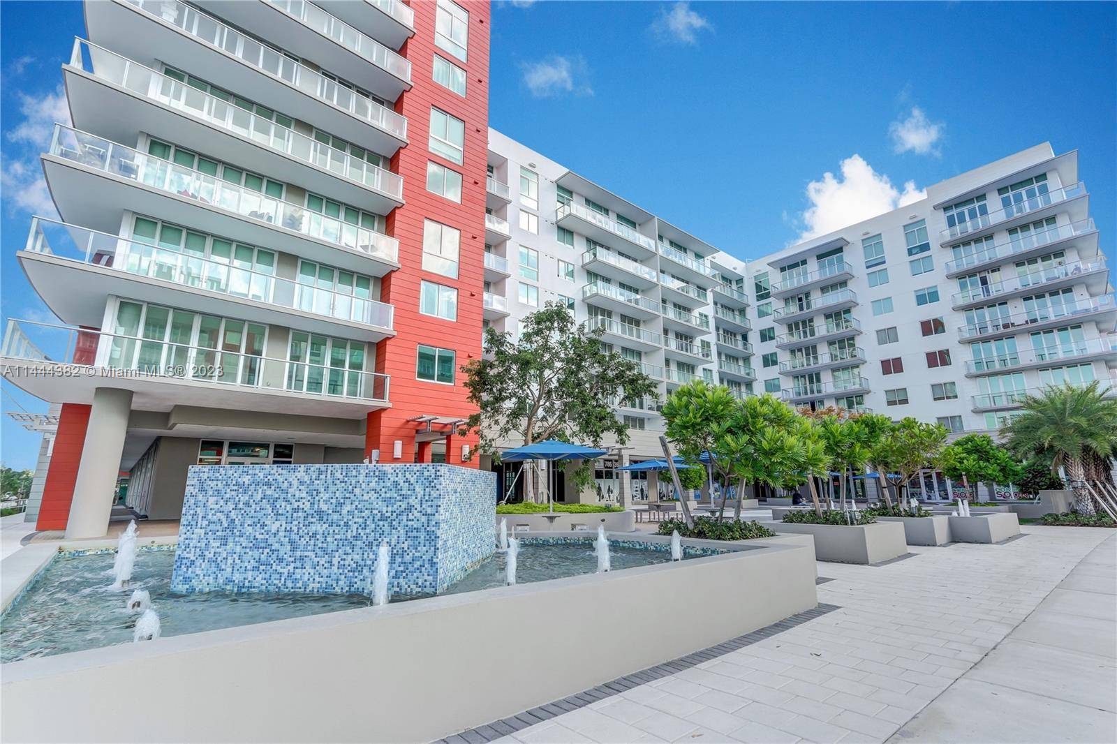 Beautiful Corner 3Bed 2. 5 Bath in the modern complex of Doral, smart building technology.