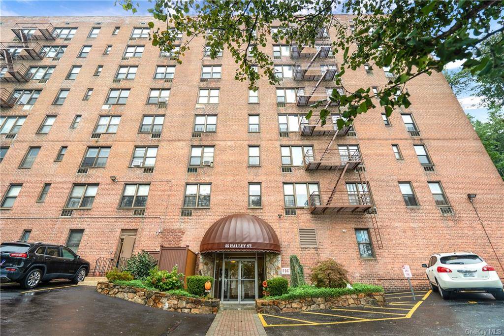 Move in ready 2 bedroom apartment, ideally located close to major highways, public transportation, shopping and recreation.