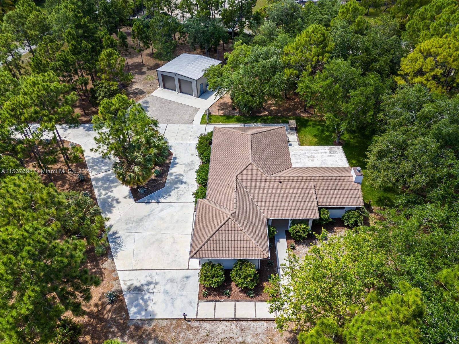 STUNNING 3. 05 ACRE COUNTRY HOME IN A FOREST OF OAKS PINE TREES.