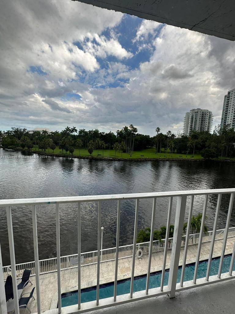 very nice 2 bed 2 bath, back to market, juts remodel, new kitchen, new vanities, new floor, very nice canal view, excellent location
