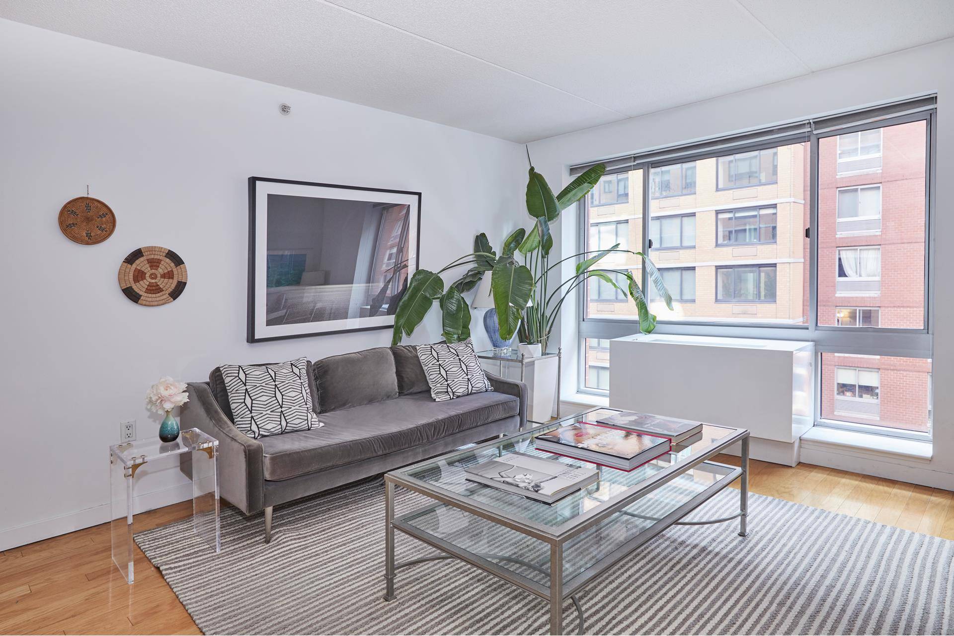 Welcome to this wonderful one bedroom in excellent condition now available at one of the most coveted buildings in the West Chelsea gallery district.
