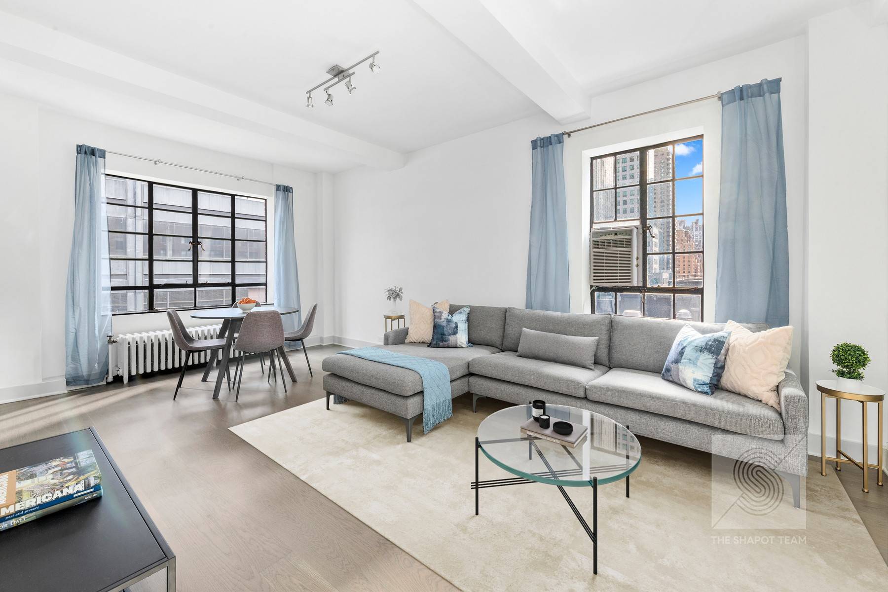 On a high floor in one of Murray Hill's most well preserved Art Deco buildings, 10A offers a tasteful 1BR home highlighted by original pre war details along with modern ...
