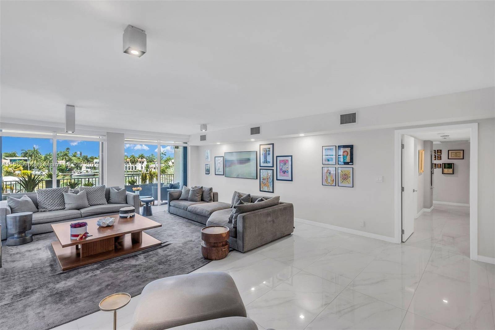 Enjoy this dream oasis in the heart of Miami Beach !