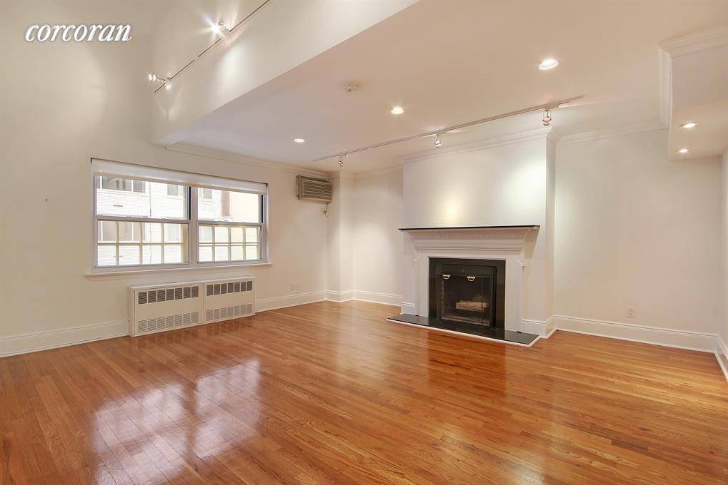 Large renovated 2 bedrooms, 2 baths duplex apartment ; elevator townhouse one block from Central Park.
