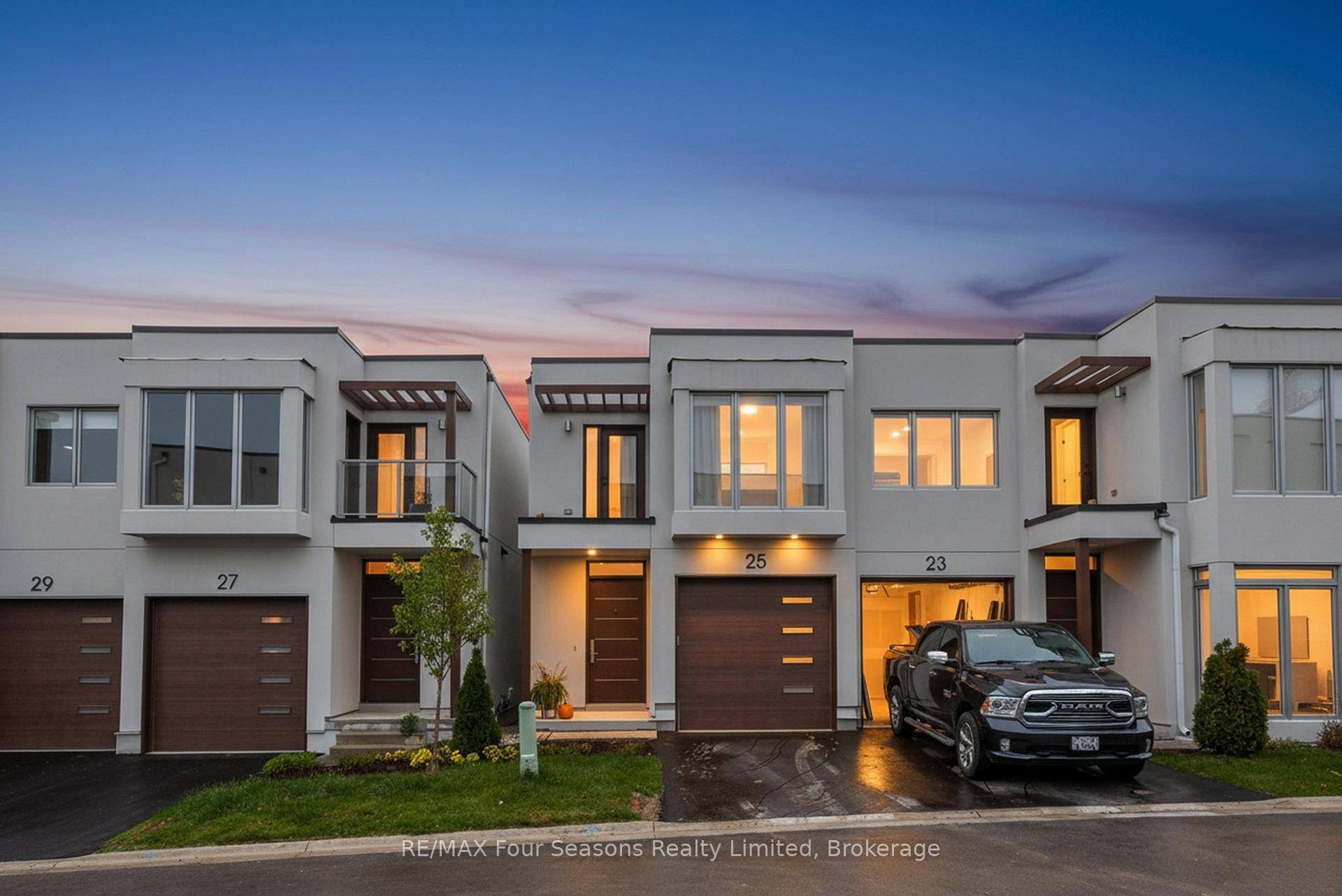 Welcome to 25 Waterview Lane, Thornbury !