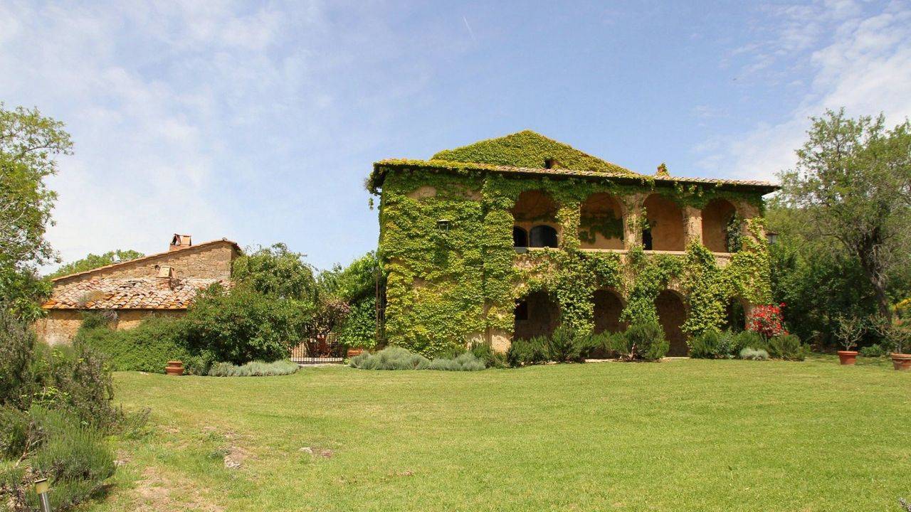 A perfectly restored villa with swimming pool, 5 hectares of land with olive groves and breathtaking views for sale in Pienza, Tuscany.