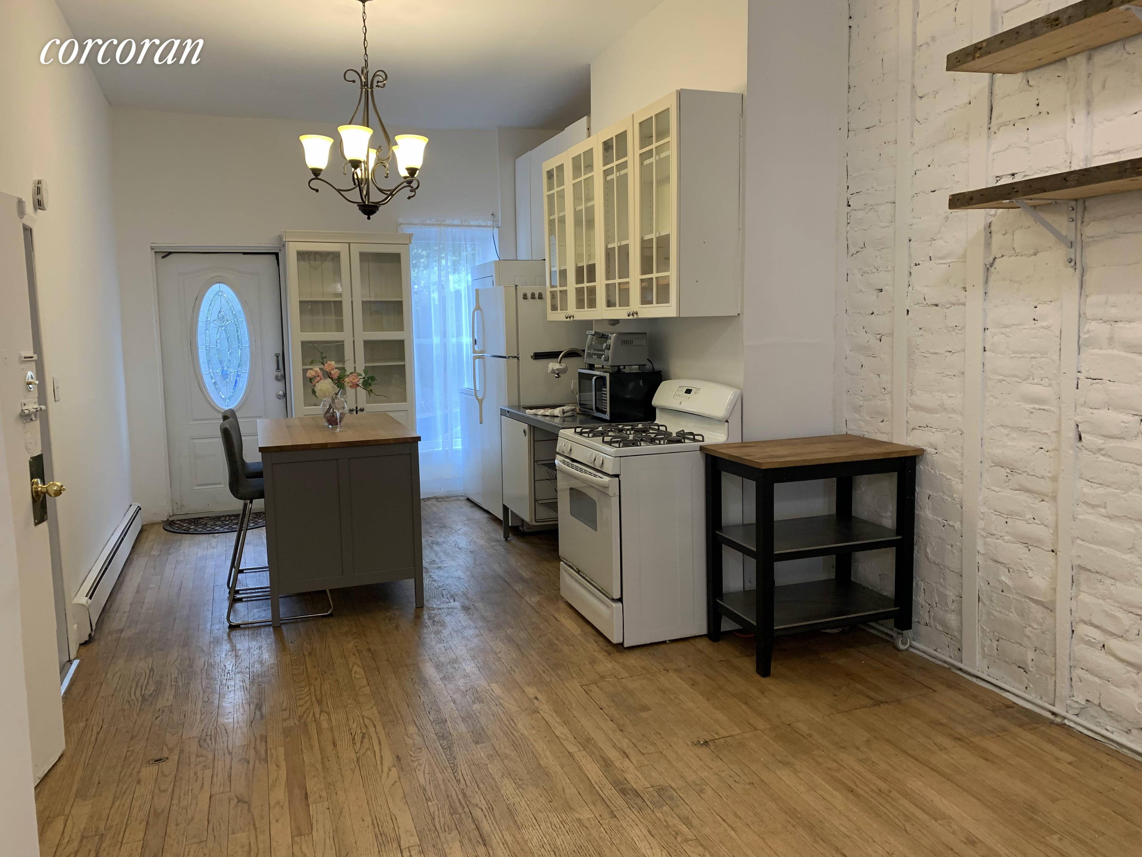 Beautiful 2 bedroom apartment with a shared back yard in Prime Williamsburg !
