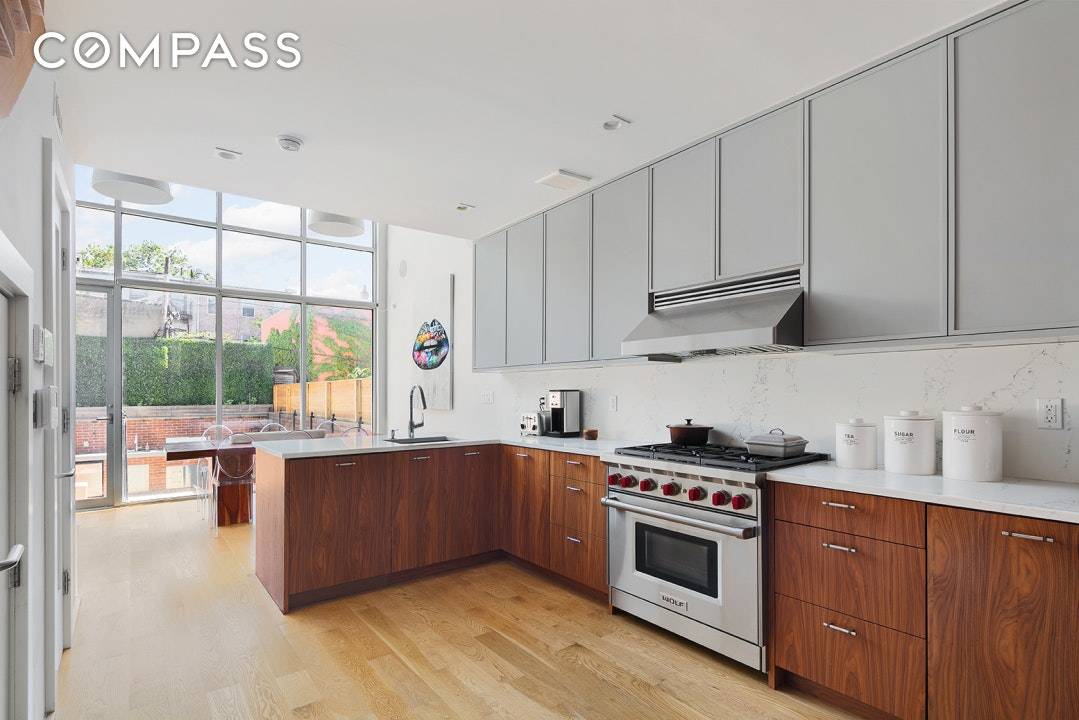 467 Union Street is a contemporary and welcoming five story, single family townhouse complete with an elevator to whisk you from top to bottom.