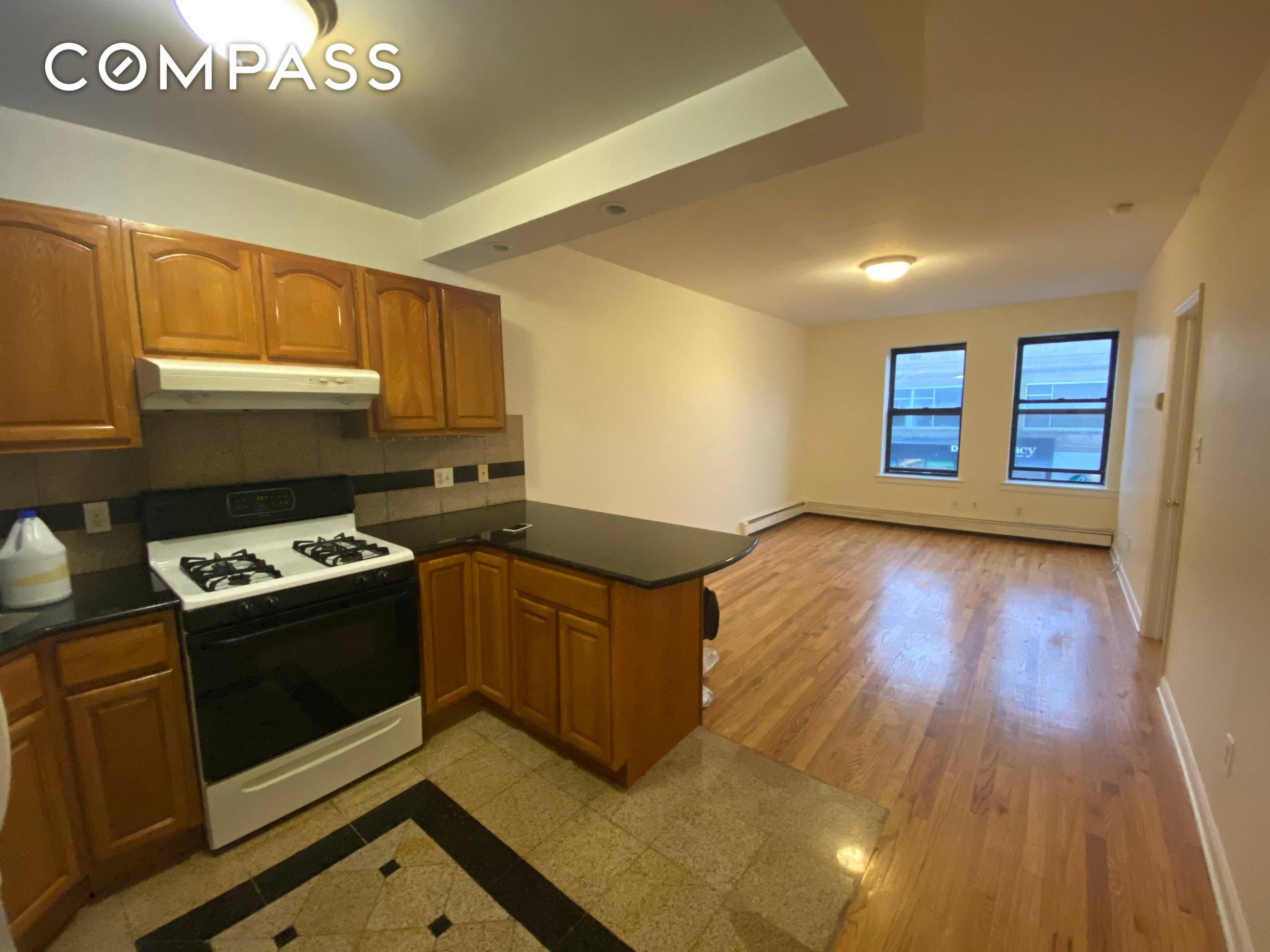 Large 3bedroom 1. 5 bath in the heart of Astoria, Broadway amp ; 35th St.