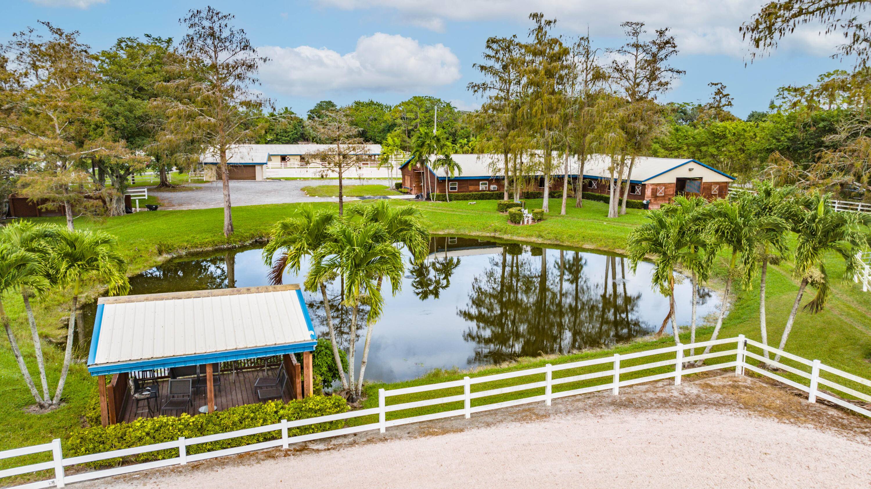 Discover the epitome of equestrian excellence with our exclusive horse facility available for lease in the heart of Parkland, FL.